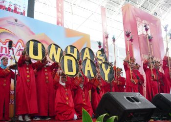Unit Kegiatan Mahasiswa (UKM) Paduan Suara Mahasiswa (PSM) Unhas berunjuk gigi di atas panggung Unhas Day 2025.