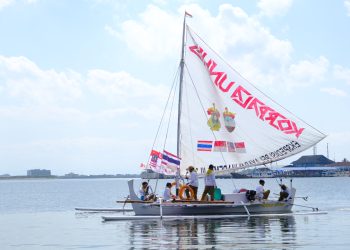 Perahu Sandeq yang ditumpangi Tim Ekspedisi Pelayaran Akademis III Korpala Unhas Makassar, memulai perjalanan menuju Thailand. Foto: IDENTITAS/Muh Fadhel Perdana