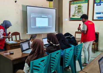 Mahasiswa KKN saat membekali siswa dengan materi dasar komputer di Kantor Desa Padangloang, Kecamatan Dua Pitue, Kabupaten Sidenreng Rappang, Sabtu (02/08). Foto : Dokumentasi Pribadi