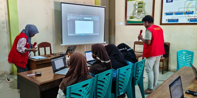 Mahasiswa KKN saat membekali siswa dengan materi dasar komputer di Kantor Desa Padangloang, Kecamatan Dua Pitue, Kabupaten Sidenreng Rappang, Sabtu (02/08). Foto : Dokumentasi Pribadi