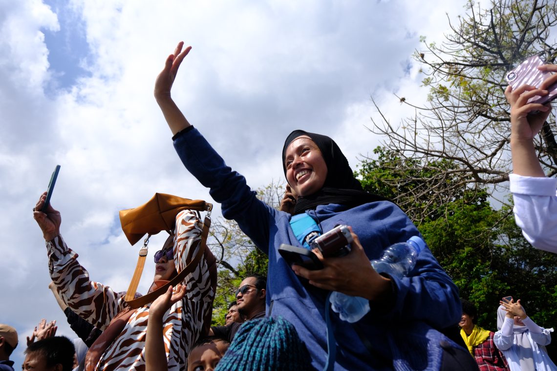 Suasana haru orang tua salah seorang atlet EPA III melambaikan tangan sebagai isyarat perpisahan di Bibir Dermaga Mako Lantamal VI Makassar. Foto: IDENTITAS/Muh Fadhel Perdana