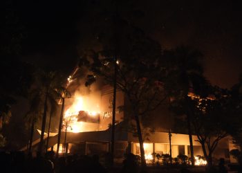 Tampak depan bangunan kantor DPRD Provinsi Sulawesi Selatan yang sedang terbakar.