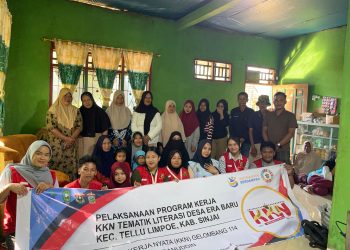 Foto bersama para peserta setelah sosialisasi di rumah Kepala Dusun Batusantung, Rabu (30/07). Foto: Dokumentasi pribadi.