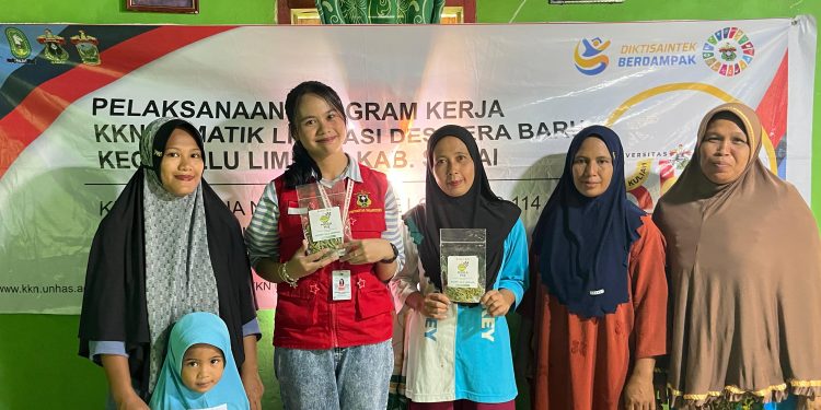 Gladies dan peserta pelatihan menampilkan MORA MIE, Rabu (30/07). Foto: Dokumentasi pribadi.