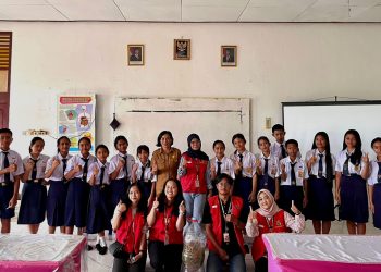 Foto bersama Mahasiswa KKN-PK setelah melakukan Sosialisasi dan Demonstrasi Pembuatan Pupuk Kompos Cair dari Limbah Organik di Kelurahan Nanggala Sangpiak Salu, Kecamatan Nanggala, Kabupaten Toraja Utara, Rabu (30/7).