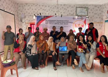 Foto bersama peserta sosialisasi dan pelatihan aplikasi Sim Dusun di aula Kantor Desa Era Baru, Kamis (31/07). Foto: Dokumentasi pribadi.