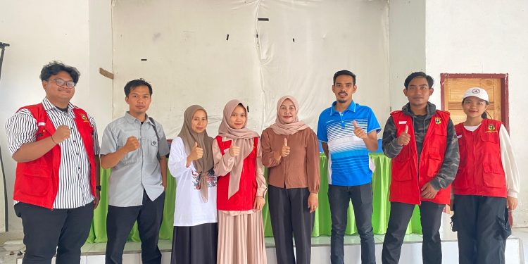 Foto bersama mahasiswa KKN-T dengan warga Desa Jonjo, setelah melaksanakan kegiatan Sosialisasi, di Desa Jonjo, Kecamatan Parigi, Kabupaten Gowa, Rabu (30/07). Foto: Dokumentasi Pribadi