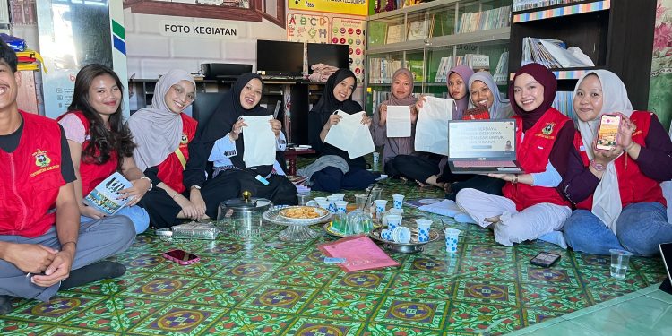 KKNT Unhas Dorong Produk Lokal Lebih Menarik Melalui Pelatihan Pengemasan di Desa Tellulimpoe