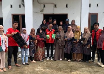 Foto bersama mahasiswa KKN-T Unhas dengan aparat desa dan warga sekitar pada kegiatan sosialisasi dan demonstrasi di Aula Kantor Desa Bola Bulu, Kec. Pitu Raise, Kab. Sidenreng Rappang (Sidrap), Kamis (31/07). Foto: Dokumentasi Pribadi
