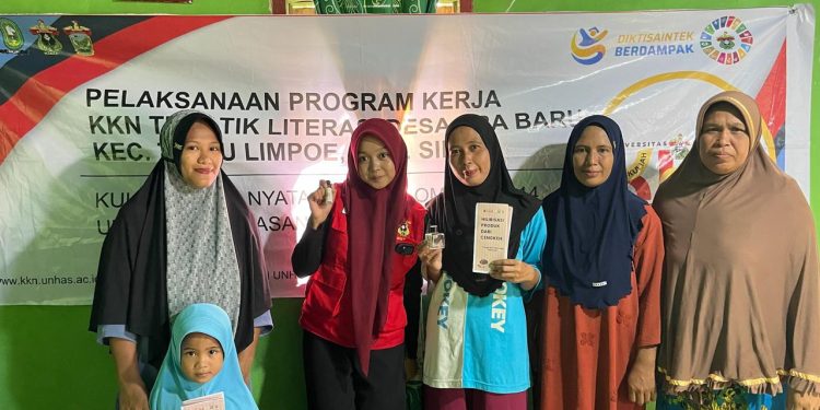 Foto bersama Annisa dan peserta usai pelatihan di rumah Kepala Dusun Batusantung, Rabu (30/07). Foto: Dokumentasi pribadi.