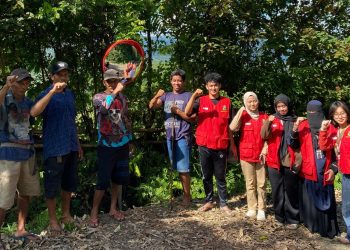 Foto bersama mahasiswa KKN Unhas dengan masyarakat pada kegiatan pemasangan cermin cembung di tikungan Dusun Tala-Tala, Desa Bonto Manai, Kamis (31/07). Foto : Dokumentasi pribadi