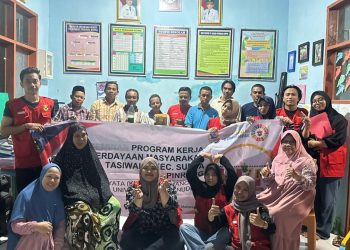Foto bersama mahasiswa KKN Unhas dengan peserta kegiatan sosialisasi dan demonstrasi pembuatan pestisida nabati dari daun pepaya serta eco enzyme berbahan limbah organik di Desa Tasiwalie, Kamis (31/07). Foto : Dokumentasi pribadi.