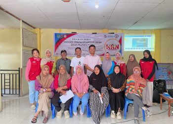 Foto bersama pada pelaksanaan program sosialisasi dan demonstrasi budidaya Tanaman Obat Keluarga (TOGA) di Kelurahan Rijang Pittu, Jumat (01/08). Foto : Dokumentasi pribadi.