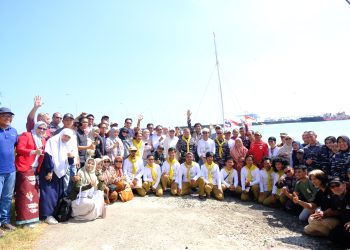 Foto bersama Civitas Academica Unhas dalam kegiatan pelepasan Mahasiswa Anggota Korps Pecinta Alam (Korpala) yang dilaksanakan di Markas Komando Lantamal VI Makassar, Minggu (03/08). Foto: IDENTITAS/Muh. Fadhel Perdana