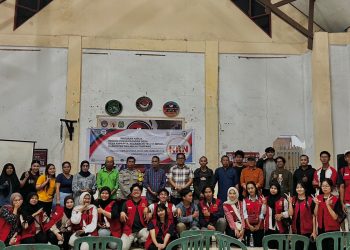 Potret mahasiswa KKN-T Unhas bersama para tokoh masyarakat dan pemuda di Gedung Masyarakat Kelurahan Amparita, Sabtu (02/08). Foto: Dokumentasi Pribadi