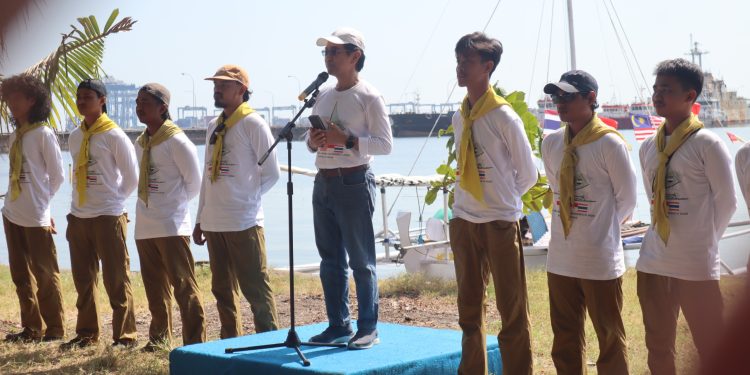 Prof Dr Ir Jamaluddin Jompa M Sc, memberikan sambutan dalam kegiatan pelepasan Mahasiswa Anggota Korps Pecinta Alam (KORPALA) yang dilaksanakan di Markas Komando Lantamal VI Makassar, Minggu (03/08). Foto : IDENTITAS/Aqilah Syamsuddin.