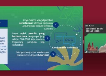 Puan Maharani saat memaparkan materinya dalam Coaching Session Essay Competition yang dilaksanakan via Zoom Meeting, Minggu (03/08). Foto: Tangkapan Layar