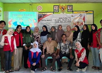 Foto bersama mahasiswa KKN Unhas dengan peserta kegiatan sosialisasi dan penyuluhan di Aula Desa Bulolohe, Kec. Riau Ale, Kab. Bulukumba, Sabtu (02/08). Foto : Dokumentasi Pribadi
