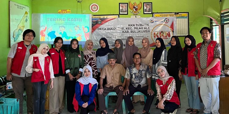 Foto bersama mahasiswa KKN Unhas dengan peserta kegiatan sosialisasi dan penyuluhan di Aula Desa Bulolohe, Kec. Riau Ale, Kab. Bulukumba, Sabtu (02/08). Foto : Dokumentasi Pribadi