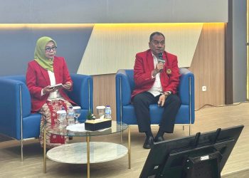Prof Nasaruddin Salam (kanan) dalam Sosialisasi Pemilihan Rektor Unhas di Arsjad Rasjid Lecture Theater, Senin (04/08). Foto: IDENTITAS/Siti Nur Haliza Yusrianto