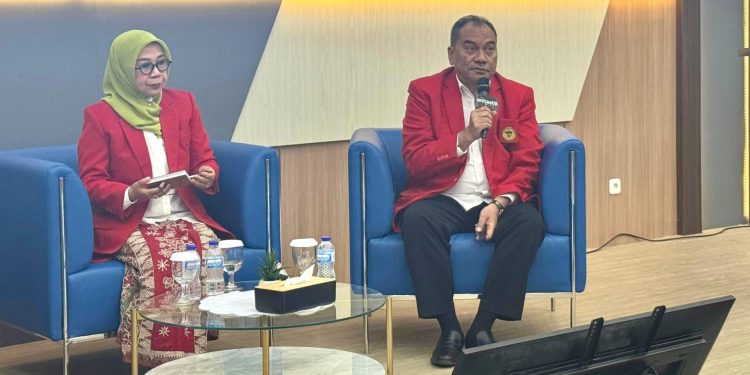 Prof Nasaruddin Salam (kanan) dalam Sosialisasi Pemilihan Rektor Unhas di Arsjad Rasjid Lecture Theater, Senin (04/08). Foto: IDENTITAS/Siti Nur Haliza Yusrianto