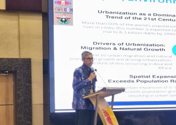Prof Dr Ir Sumbangan Baja MPhil PhD saat memaparkan materi di IACSC di Unhas Hotel & Convention, Senin (04/08). Foto: IDENTITAS/Shanabell Chiara Kusuma.