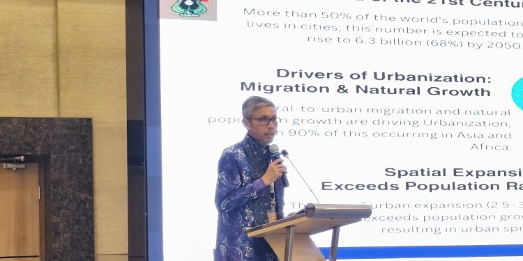 Prof Dr Ir Sumbangan Baja MPhil PhD saat memaparkan materi di IACSC di Unhas Hotel & Convention, Senin (04/08). Foto: IDENTITAS/Shanabell Chiara Kusuma.