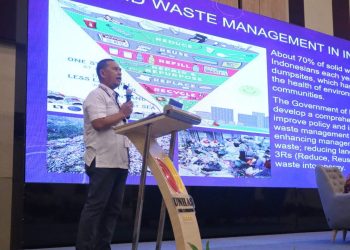 Dr Eng Ir Irwan Ridwan Rahim ST MT saat memaparkan tahap pengelolaan sampah pada IACSC di Unhas Hotel & Convention, Senin (04/08). Foto: IDENTITAS/Andi Nadya Tenrisulung.