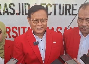 Ketua Panitia Pilrek Unhas 2026-2030, Prof Hasanuddin Tahir (tengah) saat diwawancarai oleh awak media pasca Sosialisasi Pilrek Unhas 2026-2030 di Arsjad Rasjid Lecture Theatre, Senin (04/08). Foto: IDENTITAS/Muhammad Nur Ilham