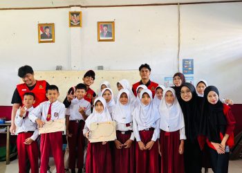 Sesi foto bersama Mahasiswa KKN-T Literasi Unhas dan Siswa SD di Desa Manimbahoi, (Selasa 05/08). Foto: Dokumentasi Pribadi