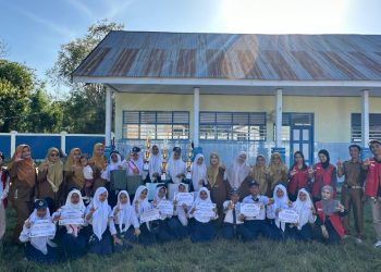 Foto bersama guru, siswa peserta lomba, dan mahasiswa KKN-T Literasi 144 Unhas setelah penerimaan penghargaan di SMPN 3 Binamu, Kabupaten Jeneponto, Senin (04/08). Foto: Dokumentasi Pribadi.