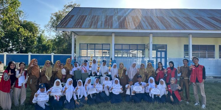 Foto bersama guru, siswa peserta lomba, dan mahasiswa KKN-T Literasi 144 Unhas setelah penerimaan penghargaan di SMPN 3 Binamu, Kabupaten Jeneponto, Senin (04/08). Foto: Dokumentasi Pribadi.