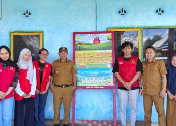 Proses penyerahan infografis oleh Mahasiswa KKN-T Unhas kepada aparat Desa Tombolo, Kabupaten Jeneponto, Senin (04/08). Foto: Dokumentasi Pribadi.