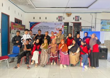 Foto bersama masyarakat usai melaksanakan serah terima hasil pengabdian Mahasiswa KKN-T Unhas kepada pemerintah desa yang berlangsung di Kantor Desa Samataring, Kecamatan Kelara, Kabupaten Jeneponto, Selasa (05/08). Foto: Dokumentasi Pribadi.