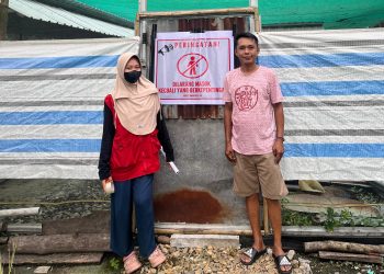 Foto bersama pasca pemasangan spanduk pengaman oleh mahasiswa KKN, disalah satu kandang ternak warga Desa Lampenai, Kecamatan Wotu, Kabupaten Luwu Timur, Rabu (06/08). Foto: Dokumentasi Pribadi