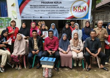 Foto bersama pada kegiiatan pelatihan dan sosialisasi sistem hidroponik wick sederhana di Dusun Bongki-Bongki, Selasa (05/08). Foto : Dokumentasi pribadi.