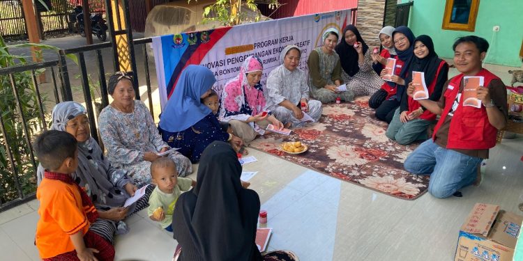 Potret mahasiswa KKN-T Unhas bersama peserta program "Inovasi Sambal Terasi Bubuk sebagai Produk Unggulan UMKM Lokal" di Desa Bontomanai, Selasa (05/08). Foto : Dokumentasi pribadi.
