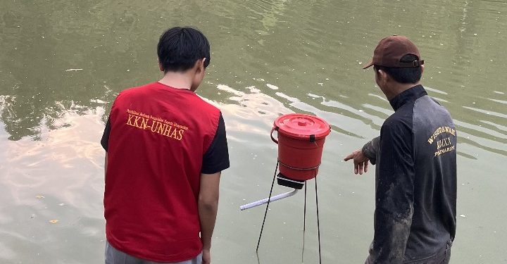 Mahasiswa KKN-T Unhas saat memasang alat pakan ikan otomatis di kolam milik Warga Desa Karawa, Kelurahan Betteng, Kecamatan Lembang, Kabupaten Pinrang, Rabu (06/08). Foto : Dokumentasi pribadi.