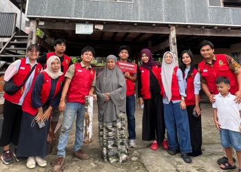 Foto bersama mahasiswa dan warga dalam sosialisasi lubang biopori di Posko Kelurahan Bukit Harapan, Kota Parepare, Rabu (06/08). Foto Dokumentasi Pribadi.