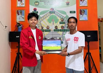 Penyerahan secara simbolis website yang dibuat mahasiswa KKN-T Desa Tanakaraeng kepada aparat Desa Tanakaraeng, Rabu (06/08). Foto: Dokumentasi Pribadi.
