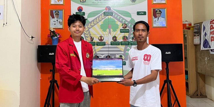 Penyerahan secara simbolis website yang dibuat mahasiswa KKN-T Desa Tanakaraeng kepada aparat Desa Tanakaraeng, Rabu (06/08). Foto: Dokumentasi Pribadi.