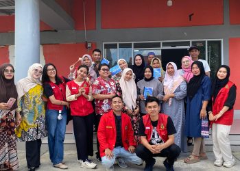 Foto Bersama mahasiswa KKN pada kegiatan sosialisasi pengelolaan limbah pertanian di Desa Padangloang, Kamis (07/08). Foto: Dokumentasi Pribadi.