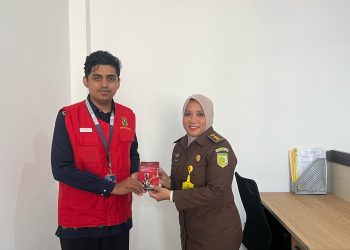 Penyerahan buku saku oleh Muhammad Zulkifli Nur Hariru ke Jaksa Fungsional Kejari Gowa, Rina Mochtar SH MH di Kejari Gowa, Sungguminasa, Jumat (08/08).