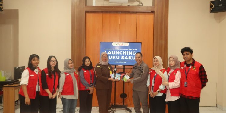 Potret penyerahan Buku Saku ABH oleh mahasiswa KKN-T Unhas ke Kejaksaan Negeri Gowa, Kamis (07/08). Foto : Dokumentasi pribadi.