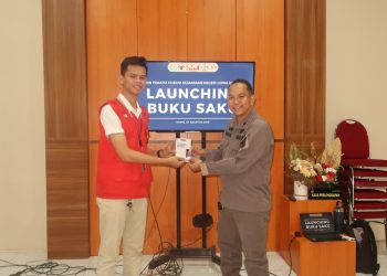 Potret penyerahan Buku Saku SOP Pengelolaan Barang Bukti dan Barang Rampasan oleh mahasiswa KKN kepada Kejari Gowa di Aula Vicon Kejaksaan Negeri (Kejari) Gowa, Kamis (07/08). Foto : Dokumentasi pribadi.