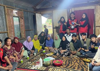 Foto bersama pada pelatihan pembuatan sabun ramah lingkungan berbahan dasar eco enzyme di rumah Kepala Dusun Sunggua, Jumat (08/08). Foto : Dokumentasi pribadi.