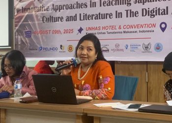 Dosen Senior Fakultas Bahasa dan Linguistik Universitas Malaya (UM), Dr Jamila Mohd saat memaparkan materi dalam ICJSLE-7 di Unhas Hotel dan Convention, Sabtu (09/08). Foto: IDENTITAS/Fadhlil Azhim