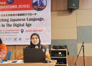 Potret dosen Fakultas Ilmu Budaya Universitas Indonesia, Dr Lea Santiar MEd saat memberikan pemaparan materi di Unhas Hotel &Convention, Sabtu (09/08). Foto: IDENTITAS/Nurenci Ananda Pasaribu