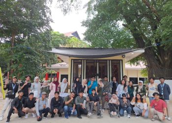 Sesi foto bersama mahasiswa baru (maba) disabilitas dalam kegiatan Unhas Tour 2025 yang diadakan oleh Pusat Disabilitas (Pusdis) Universitas Hasanuddin (Unhas), Sabtu (09/08). Foto: IDENTITAS/Muh Yasin Sudhirajati Gafur
