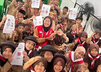 Salah satu Mahasiswa KKN Prestasi gelombang 114, Fildzah Aqilah Maharani bersama dengan anak-anak kelas 4 SD IT Al Kautsar Makassar saat setelah pemberian worksheet, Jumat (08/08). Foto: Dokumentasi Pribadi